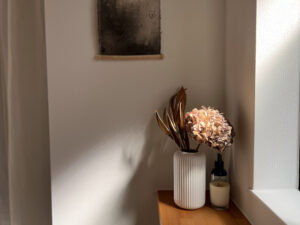 窓際に置かれた花瓶