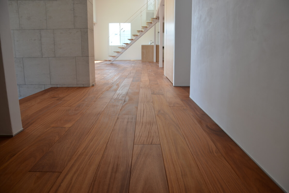 木の素材でできた廊下